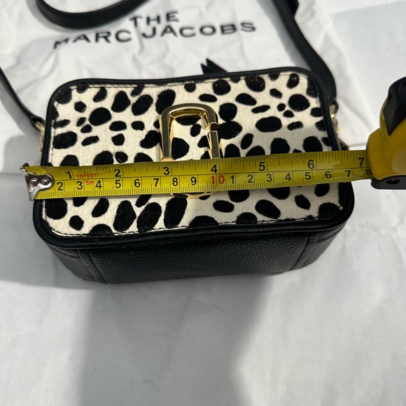 Marc Jacobs Black & Cream Leopard-Print Crossbody Camera Bag - Picture 5 of 5